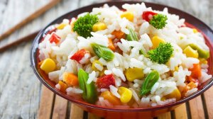 Рецепт на кухне.Готовим рис с овощами и мясом, салат и соус,вкусно быстро