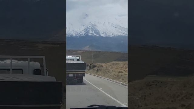 Эквадор, дорога,поля,деревни,овощи,вулкан Чимборасо,ламы,викуньи, растительность, январь 2023.