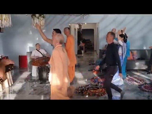 01.10.2023 - Киртан на воскресной программе с ЕС БВВ Нарасимхой Махараджем - Южно-Сахалинск