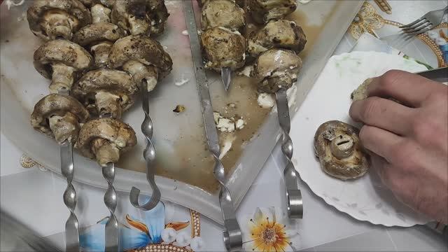 Шашлык из шампиньонов. два способа маринада.