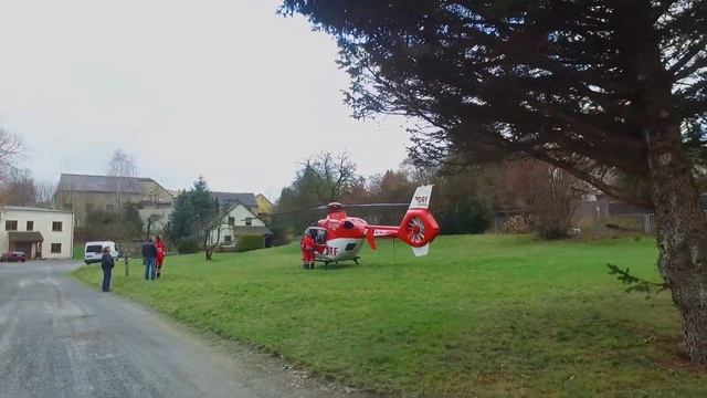 Вертолет сел во дворе смотреть онлайн