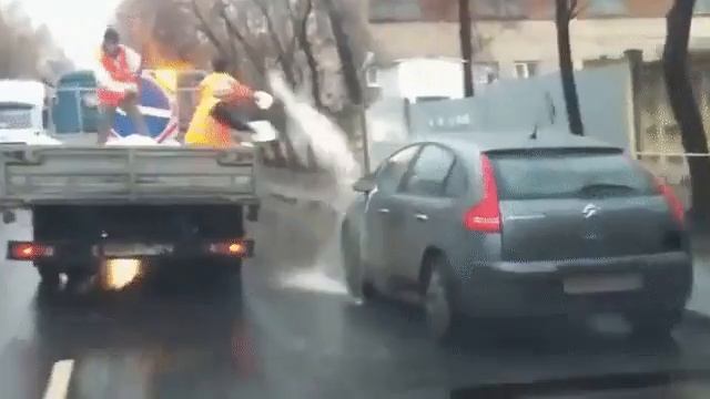 В Павлодаре солью сыпят дороги смотреть онлайн