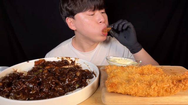 SUB) 짜장 넓적 당면 & 새우튀김, 고구마 치즈 스틱 먹방 ASMR 이번엔 넓적 당면에 짜장 소스를 넣었어요😋 바삭바삭한 새우튀김과 고구마 치즈 스틱과 같이 먹으면 행복해요