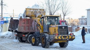 Фронтальный погрузчик XCMG LW300F. Уборка снега.