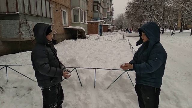 КТО БОЛЬШЕ ПРОДЕРЖИТ СНЕГ НА ГОЛЫХ РУКАХ???