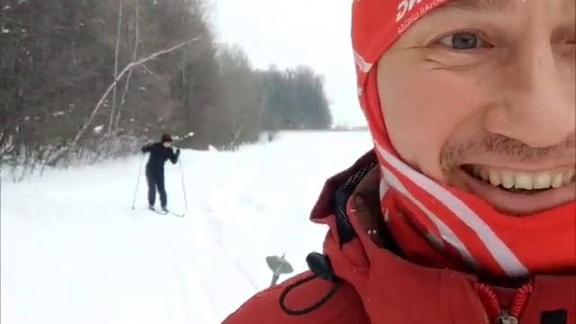 Динар и Артур на лыжах. Прогулка по лесу в Авдоне.