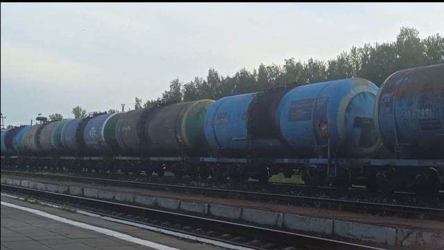 Сольцы. 2ТЭ116У-0188 БТС с наливным составом пропускает Ласточку. смотреть онлайн