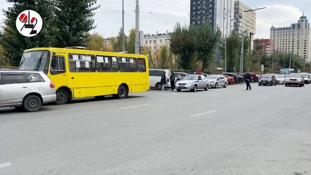Дама подрезала автобус и сломала пацану ногу смотреть онлайн