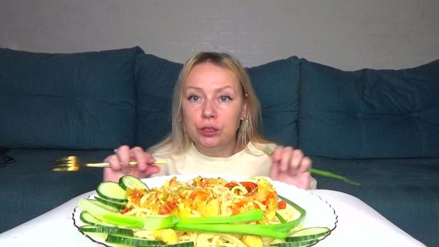 Мукбанг спагетти ,курица с овощами, лук ,огурцы.Еда на камеру. смотреть онлайн