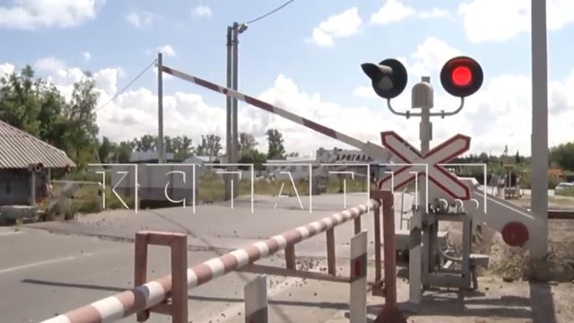 Мотоциклист хотел успеть проскочить перед поездом, но не успел смотреть онлайн
