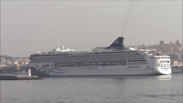 Norwegian Cruise Line - Norwegian Spirit entra nel porto di Cagliari смотреть онлайн