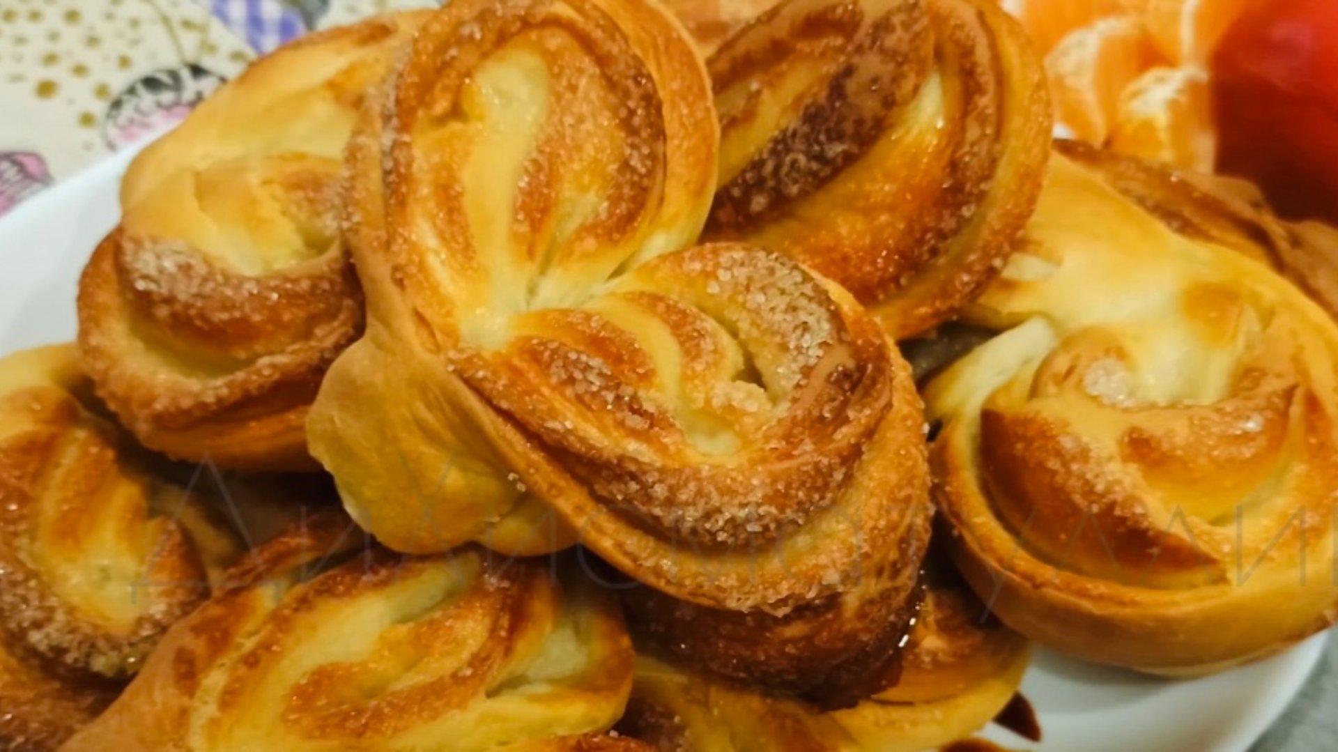 Плюшки с сахаром из дрожжевого теста / Домашние плюшки с сахаром в духовке смотреть онлайн