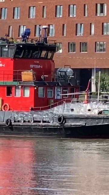 Плавучая вертолетная площадка плывет по Москве реке #shorts смотреть онлайн