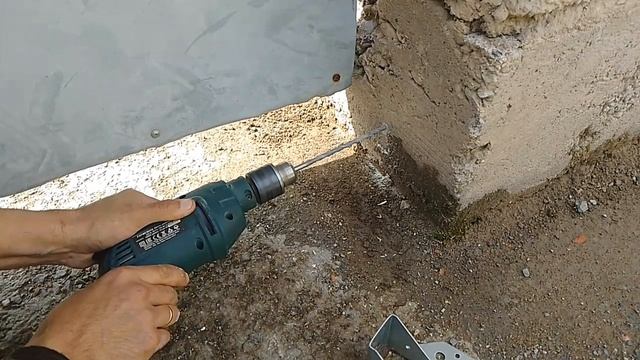 Убираем щель под воротами и калиткой