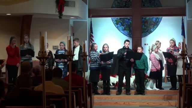 Белый снежок покрывалом ложится