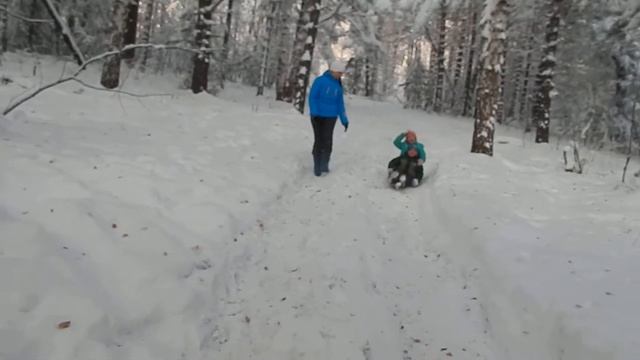Спуск детей с Малиновой горы на санях смотреть онлайн