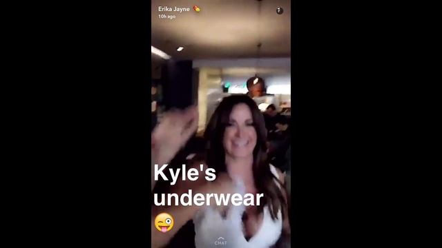 Real Housewives Erika Jayne, Lisa Vanderpump, Kyle Richards Hang Out, Kyle Takes Off Underwear смотреть онлайн