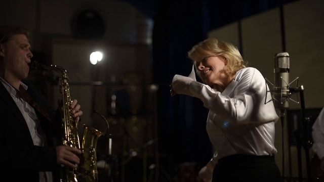 Евгения Глейберман - Вечерняя песня (Город над вольной Невой) смотреть онлайн