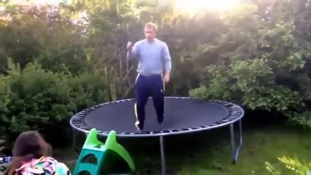 Батя хотел показать как надо прыгать😄