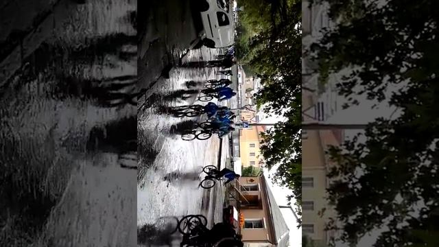 Велопробег под дождем смотреть онлайн
