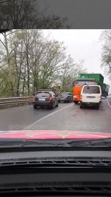 В Сочи в районе санатория Семашко самосвал лоб в лоб столкнулся с минивэном 19.04.22 смотреть онлайн