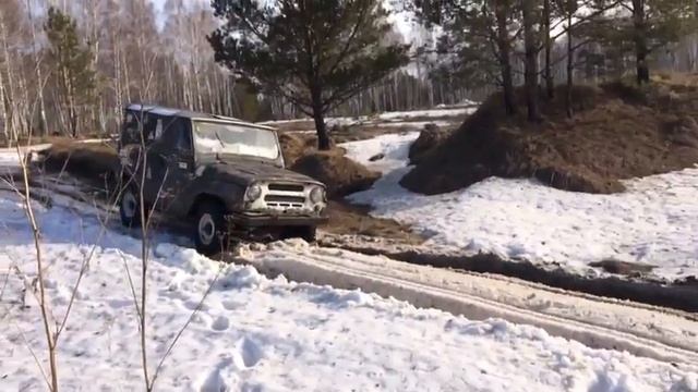 Уаз ушёл под воду.