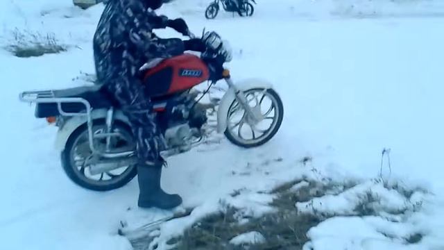 На мопеде альфа по снегу в горку :D (Открыл сезон)