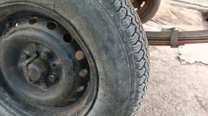 как правильно заменить колесо на прицепе.
