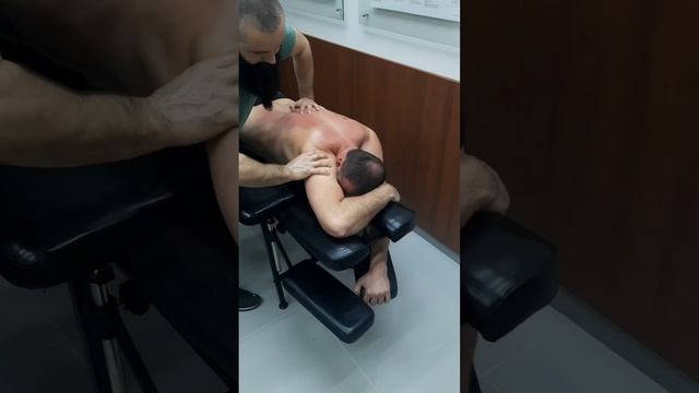 сломал кушетку! а я ему ребро... #нижнийновгород #массаж #ветлуга #chiropractor #славянск #massage смотреть онлайн