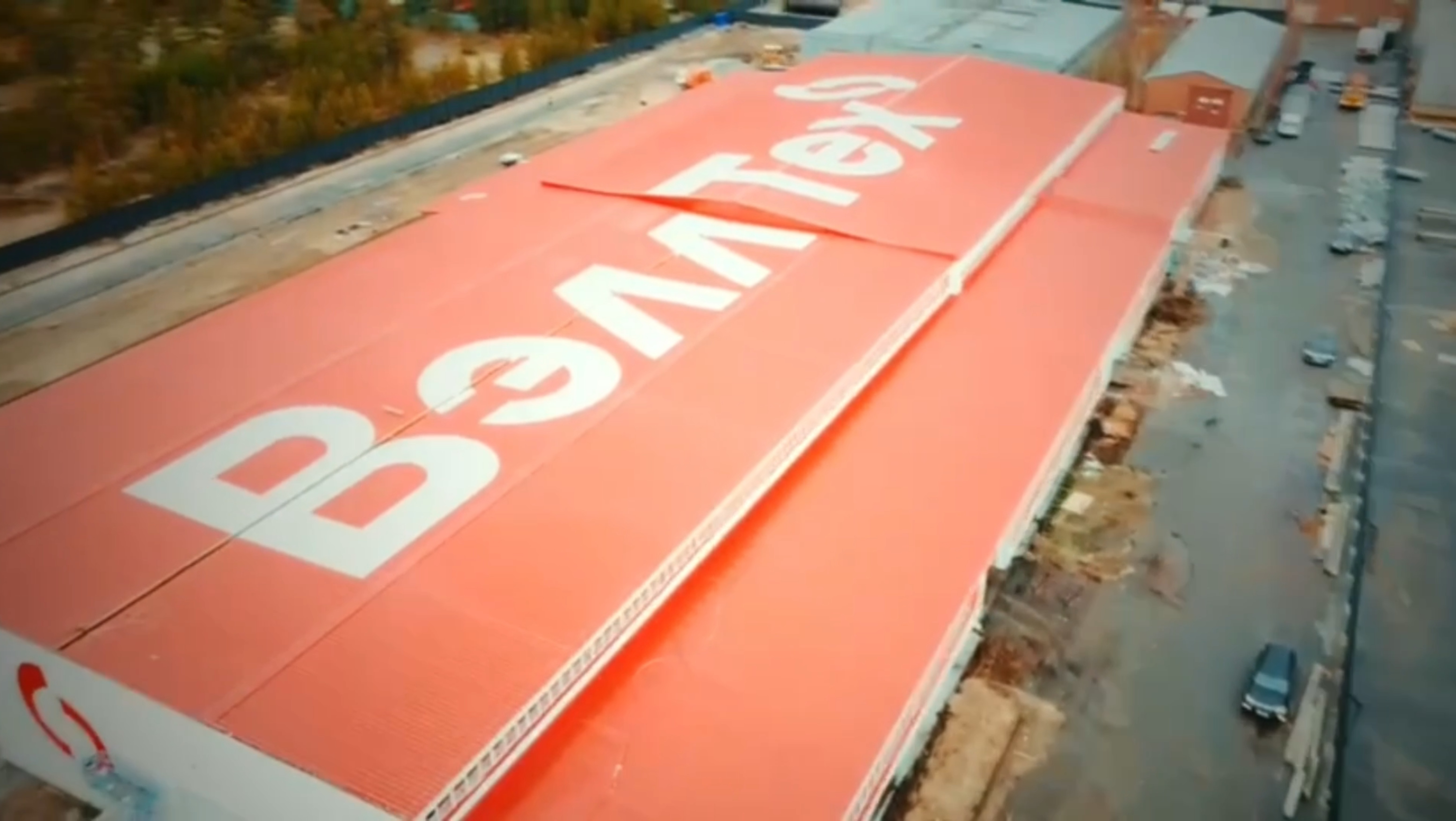 Сделали большую надпись на крыше, оформили стены на предприятии смотреть онлайн