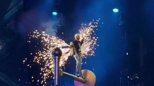 «Обжегся!»: Филипп Киркоров пострадал на первом сольном концерте после отмены из-за «голой вечеринки