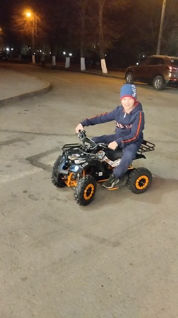 Апрель , 2025 Булат гоняет на квадрацикле в центре города ночью смотреть онлайн