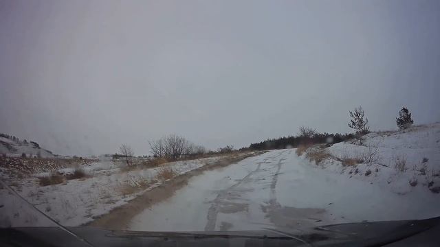Взбираюсь на гору по обледенелому снегу