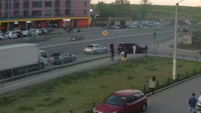 СМЕРТЕЛЬНЫЙ ПЕРЕХОД\\на самокате под машину\слепая зона грузовиков\въехал в людей на переходе\ смотреть онлайн