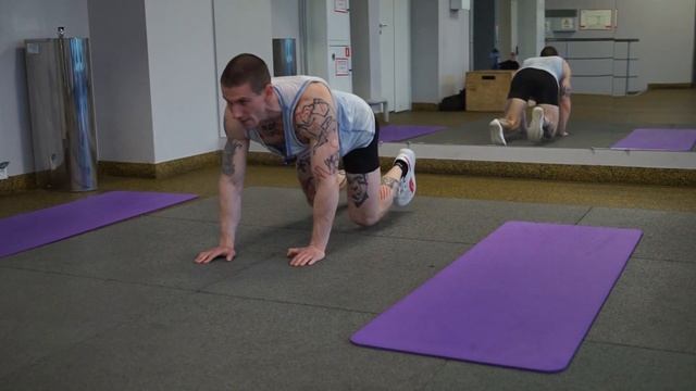 Тренировка координации, плеч, спины и ног в зале функционального тренинга