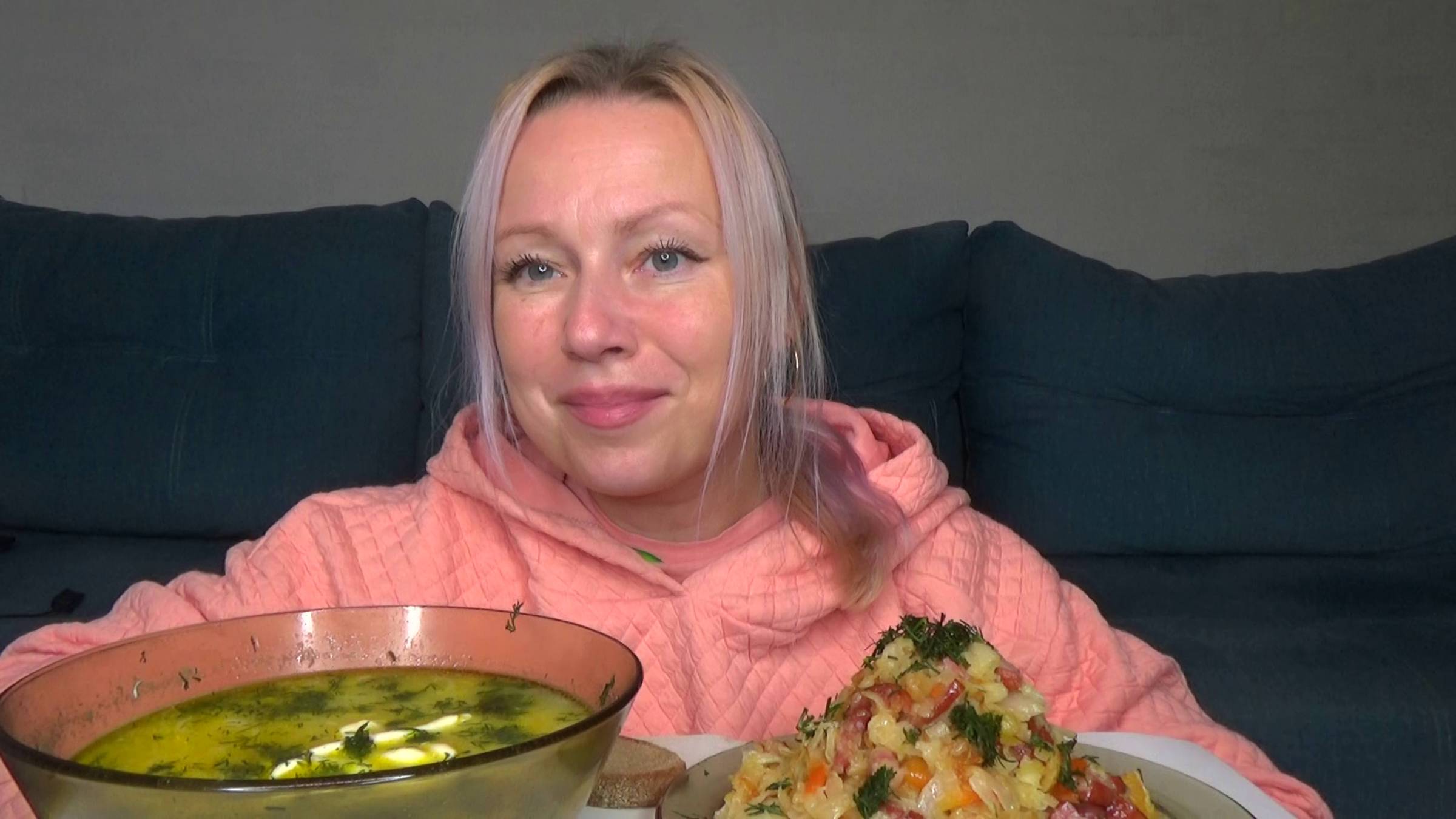 Мукбанг суп куриный, капуста тушеная с колбасой. Еда на камеру. смотреть онлайн