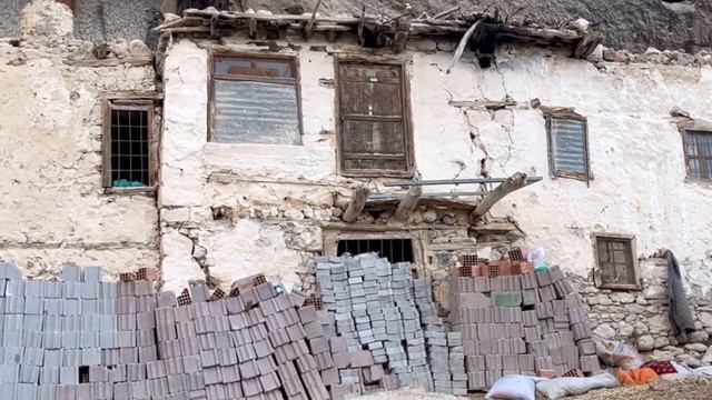 Чего только не бывает в мире!! Вот пожалуйста, склад прямо в горе! Склад вина и сыра. смотреть онлайн