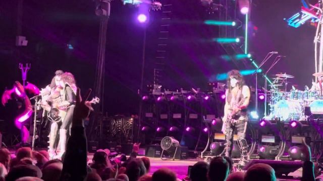 KISS - Tears Are Falling - Chicago 10/16/21 смотреть онлайн