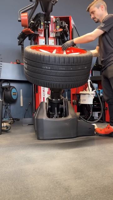 High standars meets passion #howto #tireshop #didyouknow #anvelopero #premiumservice смотреть онлайн