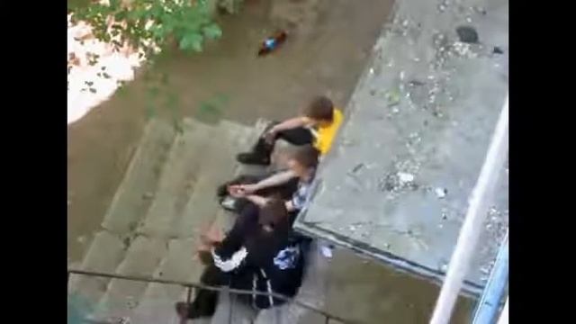 Кидаю та трьох дебилав пакет с водой