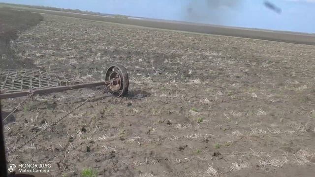 ДТ 175. Вид из кабины. Приборы. Работа на боронование. смотреть онлайн
