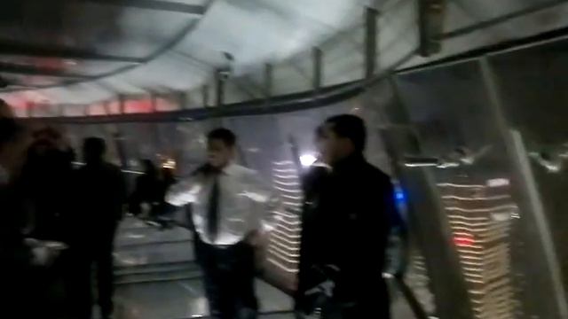 Сквозь стеклянный пол смотровой площадки телевышки Oriental Pearl TV Tower