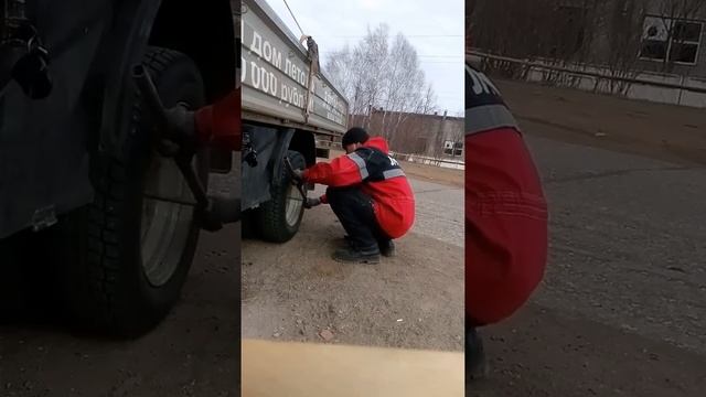 Как меняют колеса на Газели! смотреть онлайн
