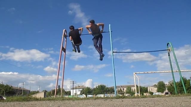 С Другом на одном турнике! ( получаем оба Травму!!! ) смотреть онлайн