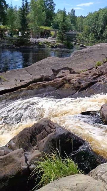 Amira-Russia#рускеала —посёлок сельского типа в России, расположен в Сортавальского района Карелии. смотреть онлайн