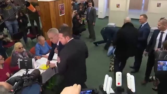 Полуголая активистка Femen напала на президента Чехии на избирательном участке смотреть онлайн