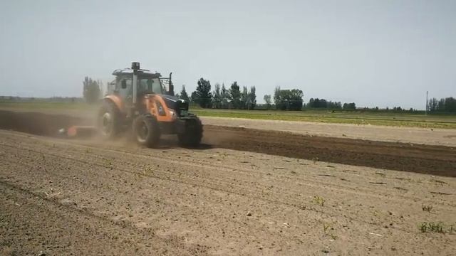 ENSIGN tractor working in farmland. смотреть онлайн