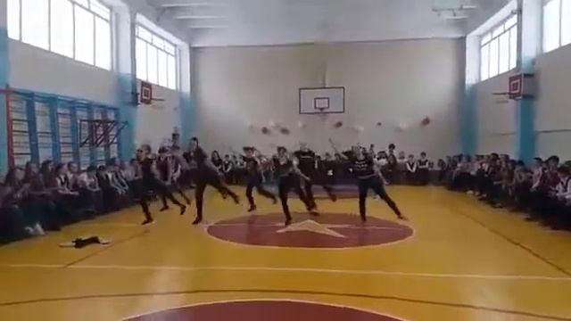Выступаем на танцевальнам ринге,,6В супер 6В класс а кто не верит тому в глаз смотреть онлайн