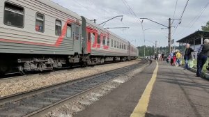 Электровоз ЭП1-371 с пассажирским поездом и приветливой бригадой