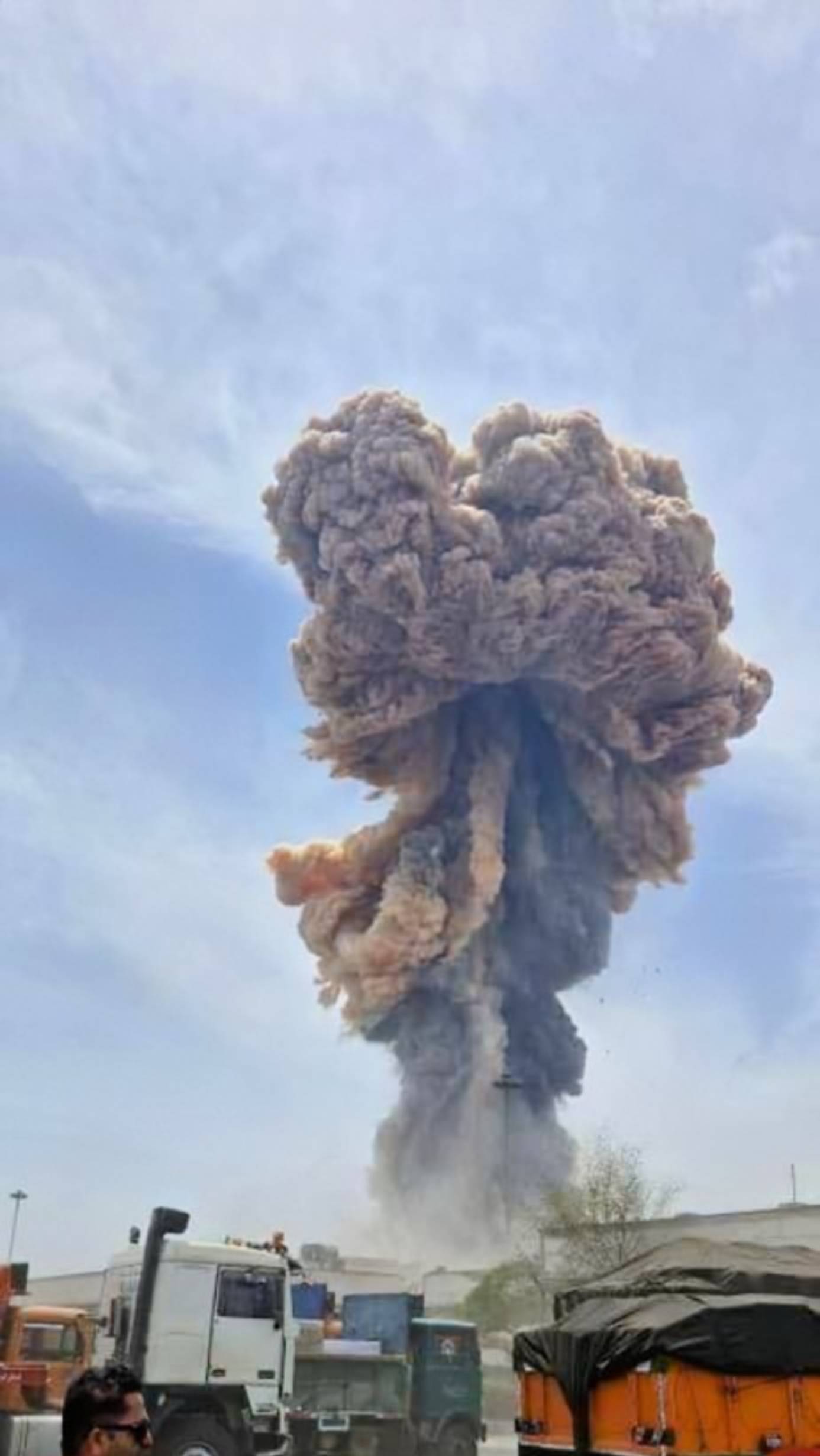 Мощный взрыв произошёл в порту Шахид Раджаи в Иране🔥 смотреть онлайн